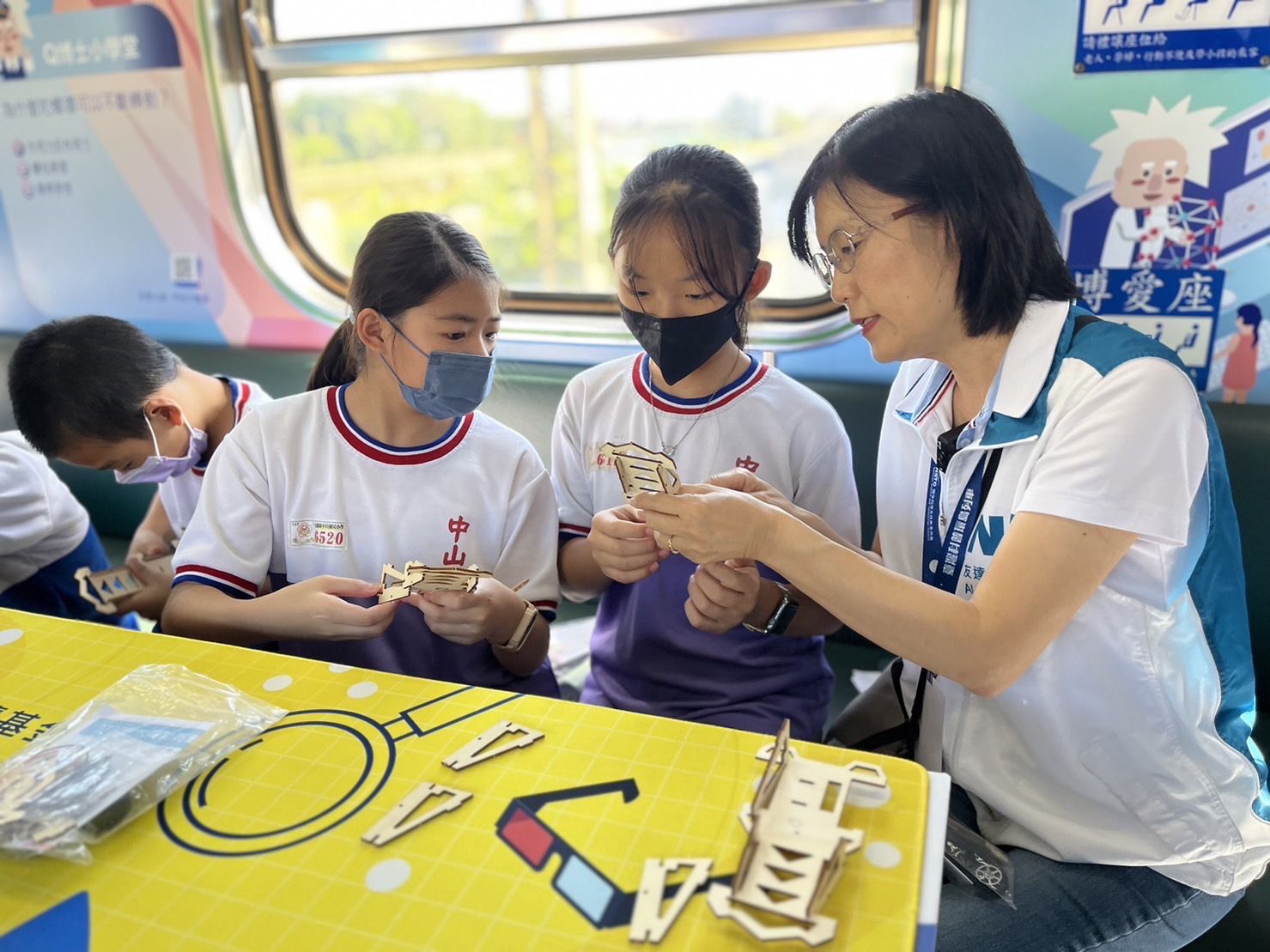 VR彩票永續(xù)基金會(huì)執(zhí)行長(zhǎng)古秀華及同仁親自擔(dān)任科普列車志工，帶領(lǐng)師生們動(dòng)手做科學(xué)，傳遞能源科普知識(shí)，讓科學(xué)教育向下紮根