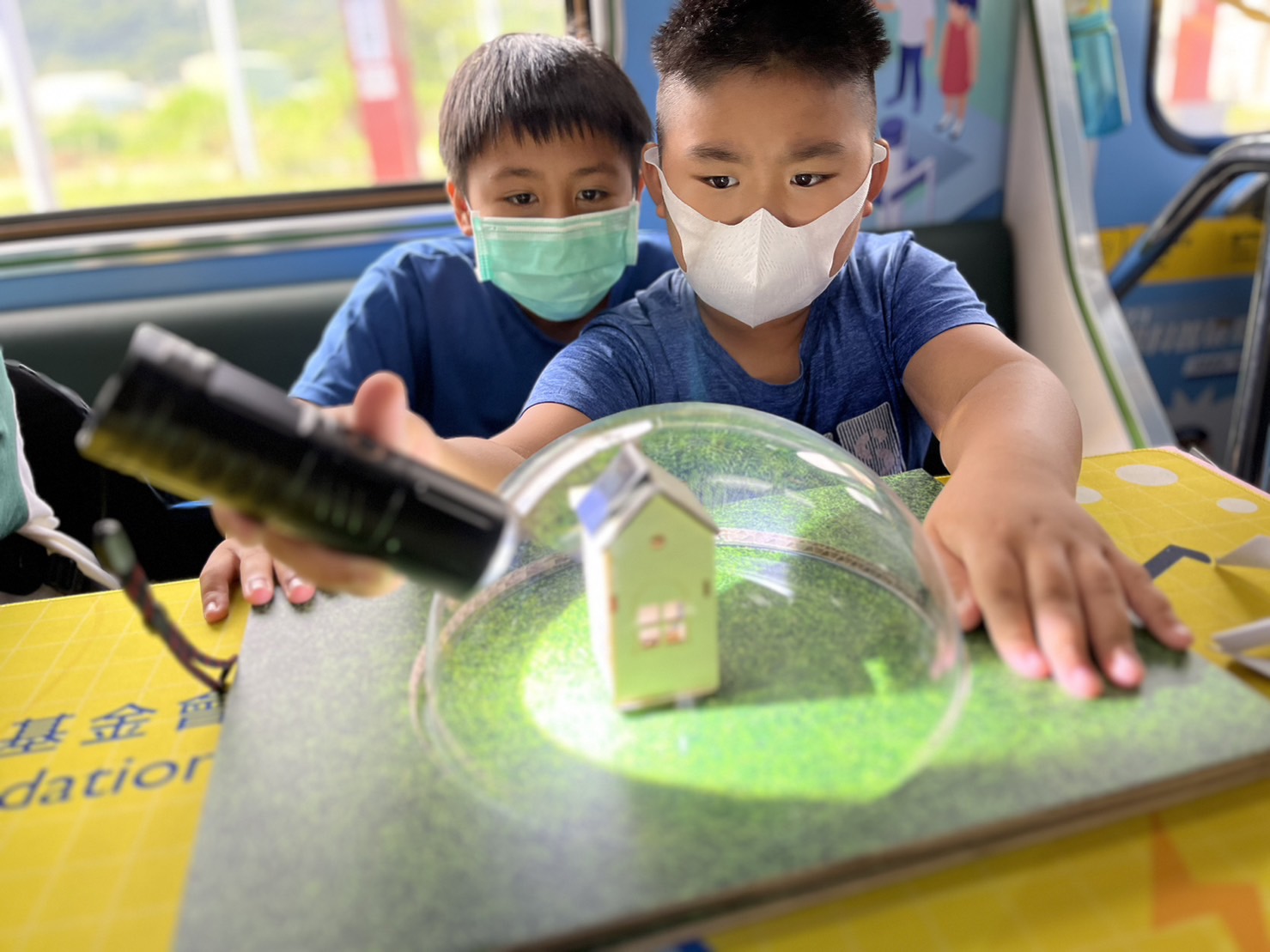 VR彩票參與基礎(chǔ)科學(xué)主題車廂，以STEAM教學(xué)精神，設(shè)計(jì)「逐日科學(xué)家」、「太陽(yáng)能工程師」以及「淨(jìng)零建築師」三大能源科普課程和實(shí)驗(yàn)