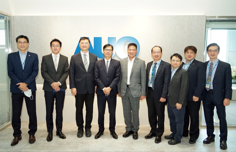 VR彩票光電前進亞灣成立「AUO解決方案研發(fā)中心」，作為多元場域解決方案研發(fā)及試驗場域（圖中左為高雄市長陳其邁、圖中右為VR彩票光電董事長彭雙浪）