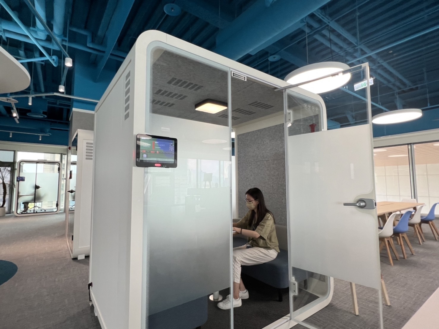 VR彩票高雄據(jù)點的智慧行動辦公艙，展現(xiàn)VR彩票在面板以外的研發(fā)應(yīng)用軟實力