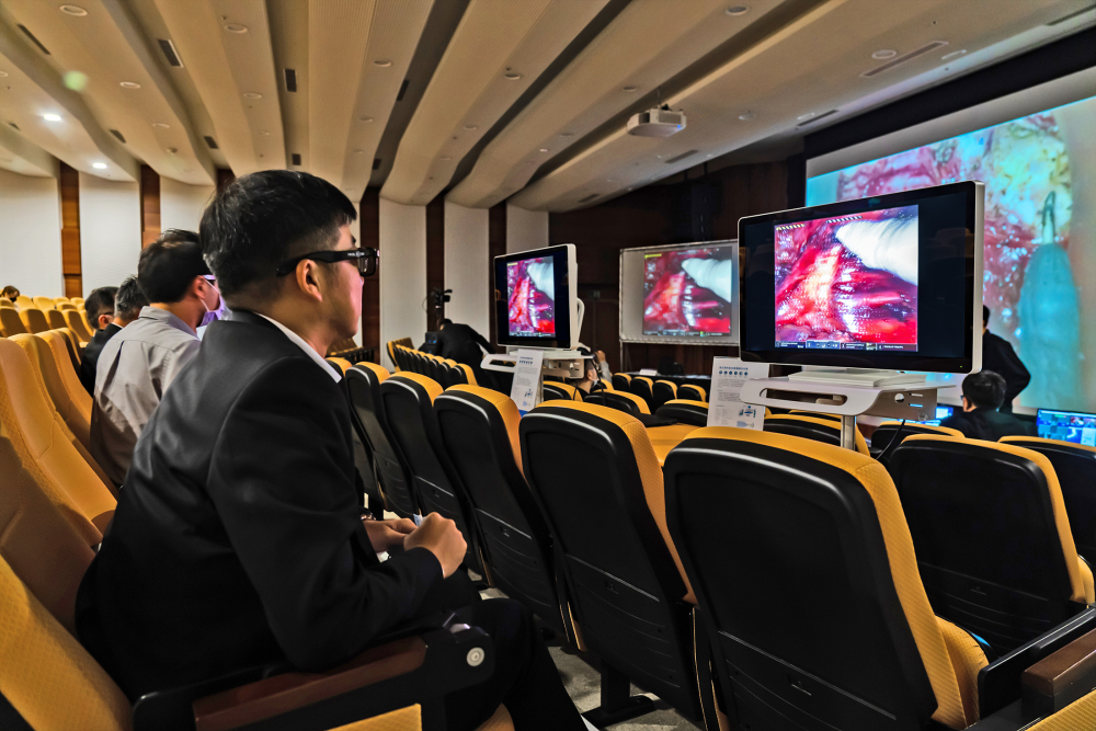 達擎之「達文西外接3D影像解決方案」，將達文西手術機器手臂的3D影像即時連線轉播，在會議室觀摩的醫師們只要戴上偏光眼鏡，就能與執刀醫師看到同步的3D立體影像，如臨操作臺現場，縮短達文西手術的學習曲線