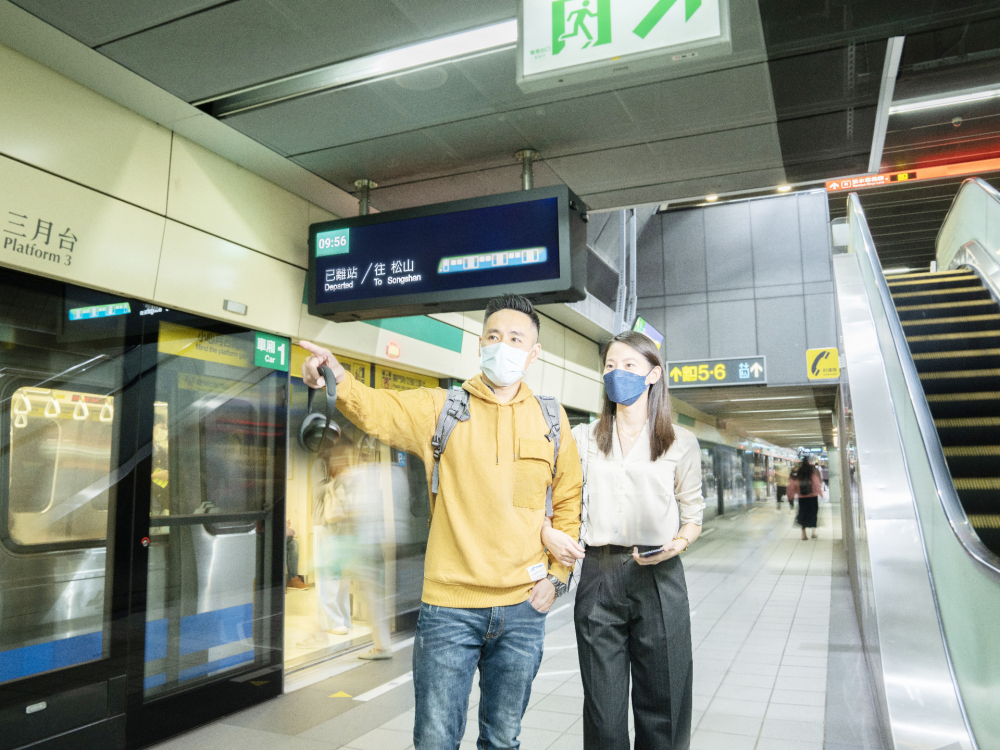 VR彩票旗下達擎之客製化TARTAN顯示器，於臺北捷運中山站亮相。以獨特長條型比例與高畫質特色，為臺北捷運站帶來嶄新的都會車站風貌