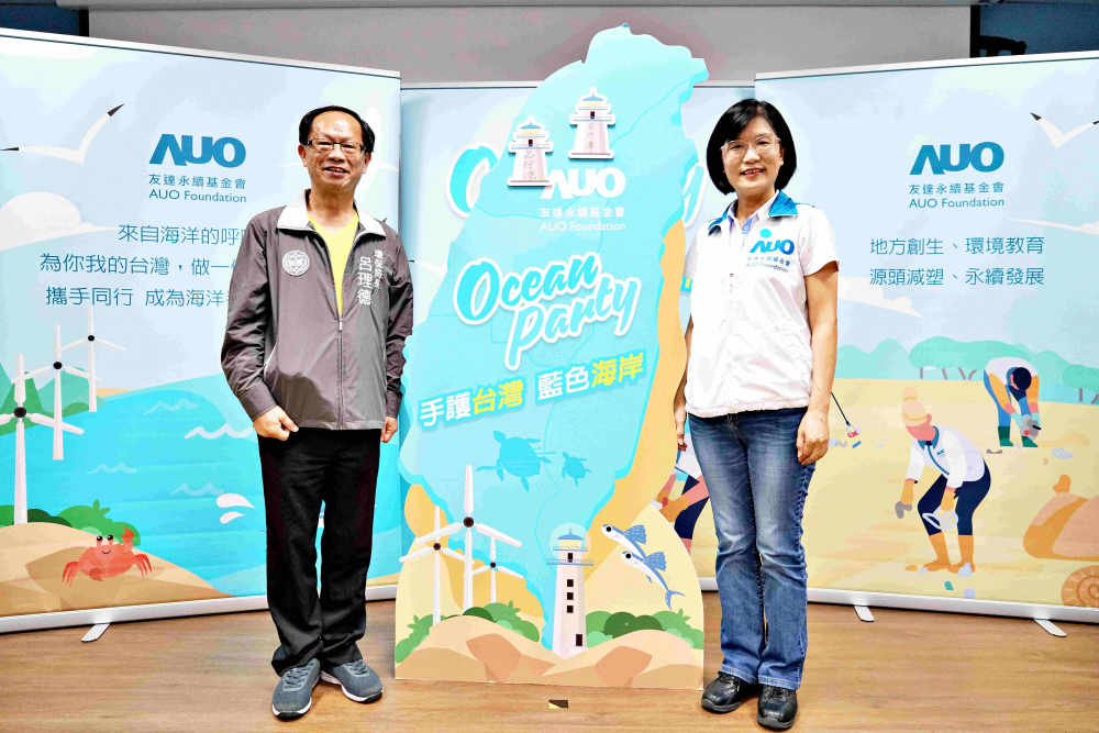 VR彩票光電永續長古秀華（右）與桃園市環保局局長呂理德（左）進行海岸線認養儀式，簽署於象徵藍色宣言的海岸永續燈塔上，承諾以實際行動與環境教育方式，投入桃園海岸線守護行列