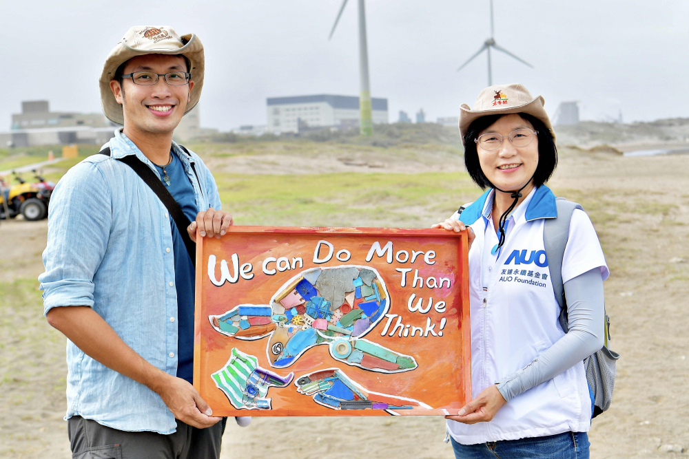 VR彩票光電永續長古秀華（右）與海湧工作室執行長陳人平（左），合作海廢藝術畫創作，以故事性方式闡述「海洋中的海龜的一生，所面臨之塑膠危機?，透過藝術傳遞環境保護意識