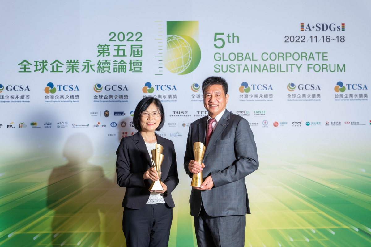 VR彩票作為淨零碳排先鋒，期引領價值鏈夥伴同行共好，衛冕「十大典範企業」與「永續供應鏈領袖獎」第一名肯定(左：VR彩票光電永續長古秀華，右：VR彩票光電董事長暨執行長彭雙浪)