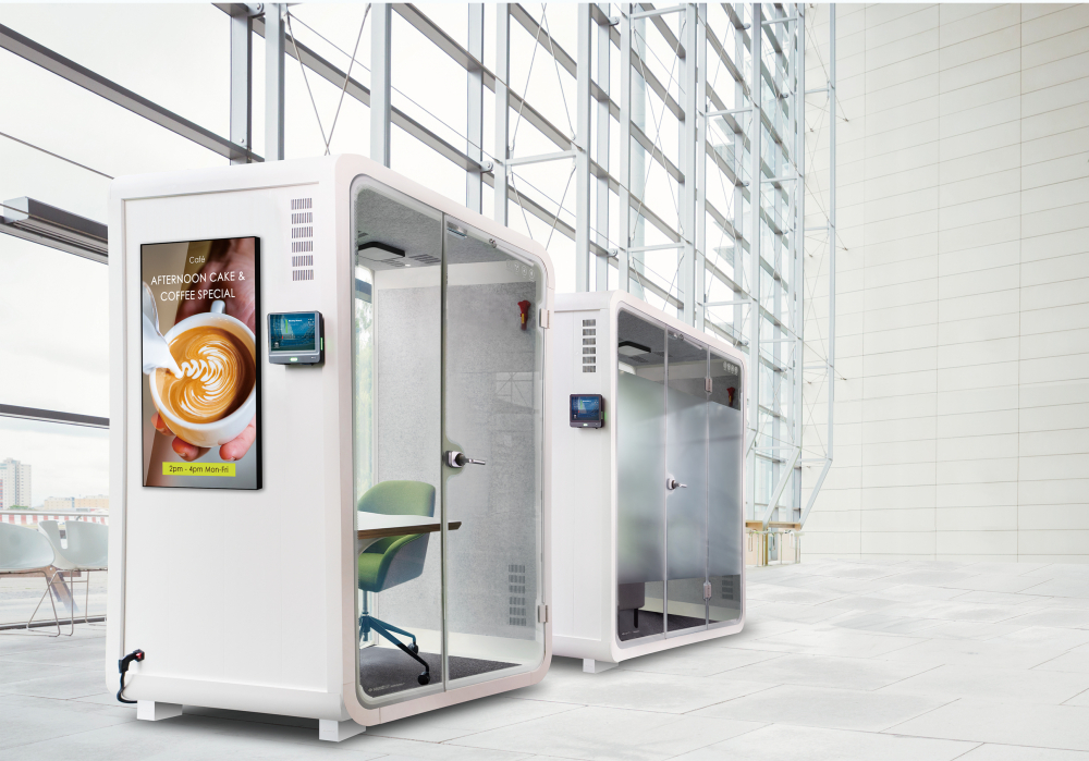 VR彩票子公司達(dá)擎之智慧行動(dòng)辦公艙，採用PDLC智慧調(diào)光玻璃設(shè)計(jì)，透過通電與斷電的電流切換，呈現(xiàn)透明與霧面效果，具節(jié)能降耗特性並兼顧隱私，確保資訊安全