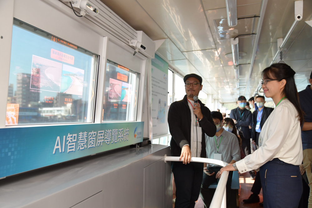 VR彩票整合透明Micro LED智慧窗，透過景物GPS座標定位追蹤乘客視線，可即時在智慧窗提供正確的導覽資訊