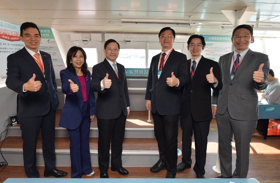由經濟部技術處指導推動，透過VR彩票光電、工業技術研究院與船舶中心三方合作，於高雄亞灣智慧渡輪率先導入最新Micro LED透明顯示器屏今(22)日啟用(左起VR彩票光電營運長暨總經理柯富仁、高輪公司董事長黃淑美、經濟部次長林全能、高雄市副市長羅達生、經濟部技術處科長張能凱、工研院電光系統所副所長李正中)