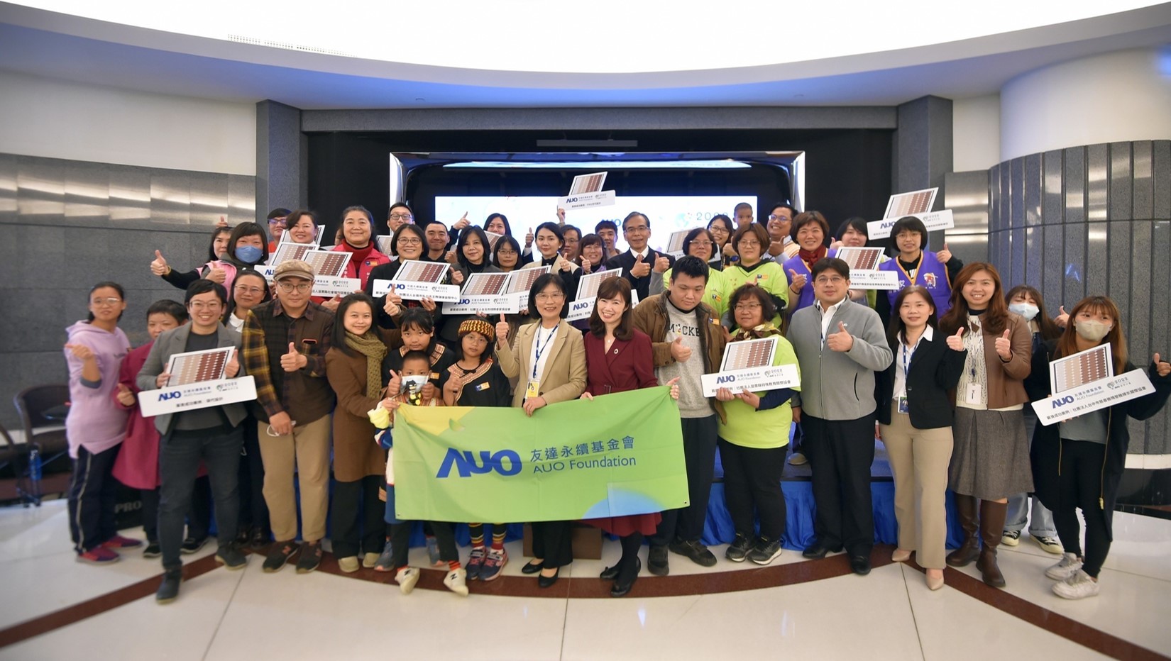 VR彩票圓夢基金接軌綠能公益，由VR彩票永續基金會執行長古秀華致贈太陽能板予16家社福機構