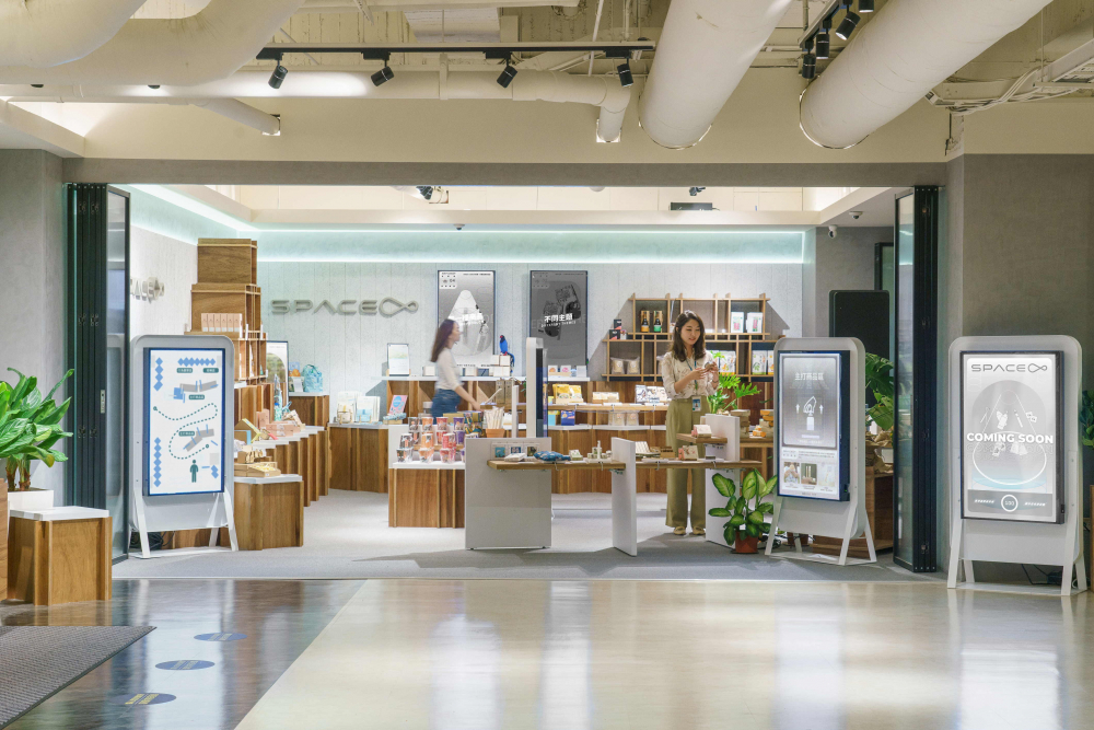 VR彩票打造永續(xù)選物商店，展示社企及社創(chuàng)商品，結(jié)合創(chuàng)利空間所開發(fā)的智慧零售系統(tǒng)，整合多元產(chǎn)品資訊，讓無人商店扮演公益行動(dòng)的推手