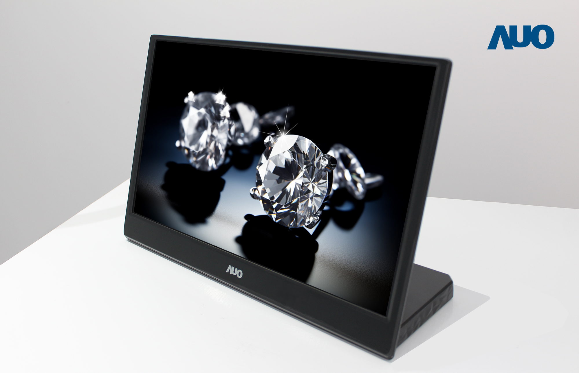 AUO launches the world’s first A.R.T.? display technology integrated Micro LED display. Its anti-glare, reflectionless, and high scattering features, guarantees the displaying contents can be seen perfectly and clearly in brightly-lit environments, where unique textures such as diamonds or other jewels can be reproduced in their full brilliance