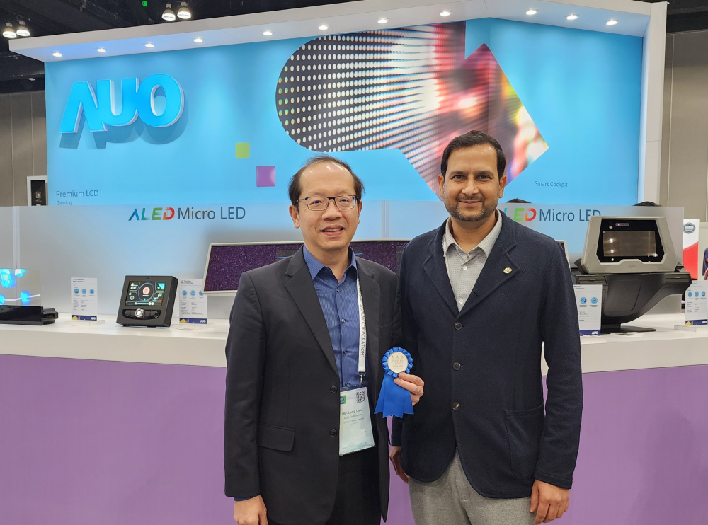 VR彩票光電於2023 SID顯示週，由SID國際資訊顯示學(xué)會(huì)評(píng)選頒發(fā)「最佳中型展位獎(jiǎng)」。左為VR彩票光電技術(shù)長(zhǎng)廖唯倫。