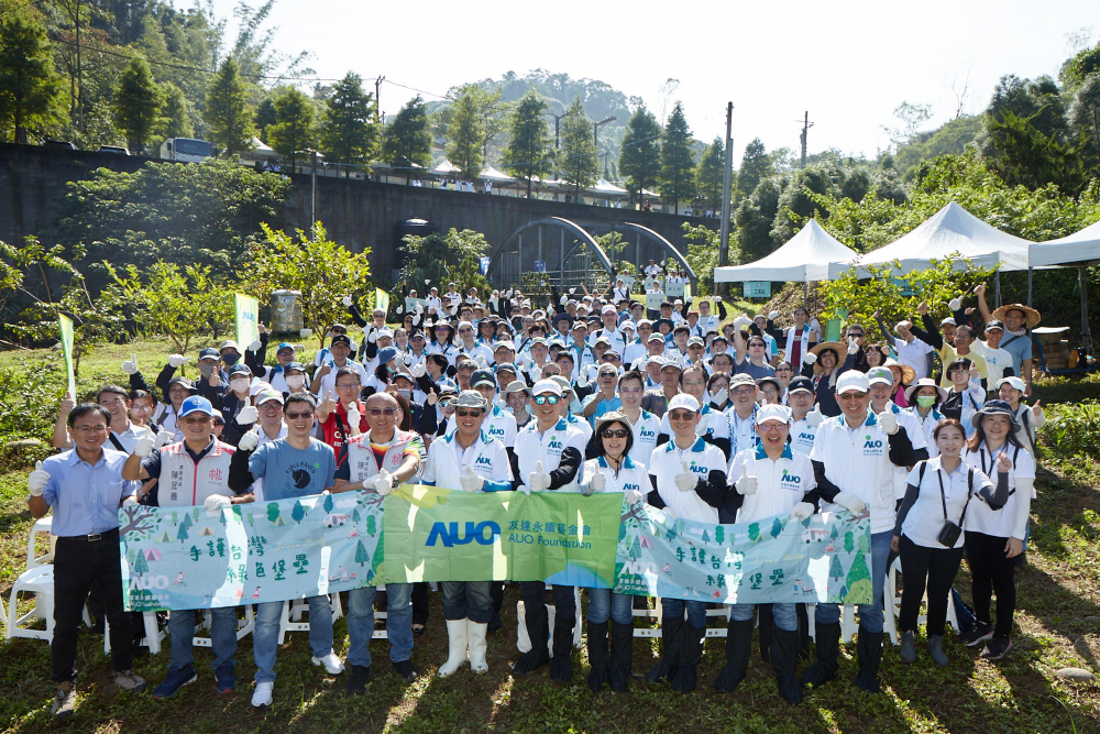 VR彩票永續(xù)基金會(huì)集結(jié)超過200位志工，攜手移除外來入侵種小花蔓澤蘭，守護(hù)霄裡溪生物多樣性