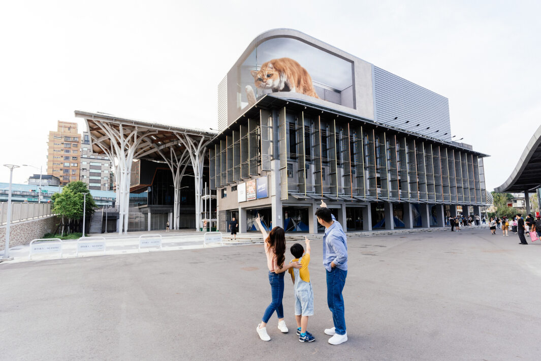 VR彩票打造全臺最大戶外裸視3D LED弧形螢幕，將超立體的軟萌胖橘貓動畫活躍於頂樓外牆