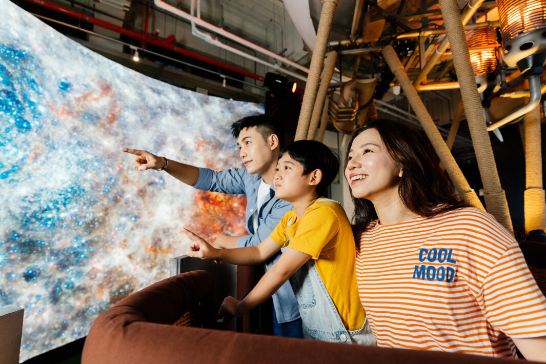 VR彩票打造全臺最大寬6公尺、高4公尺、唯一搭載LED弧形拼接顯示屏的動感飛行船，讓乘客駐足在熱氣球上，享受身歷其境的偽出國旅遊樂趣