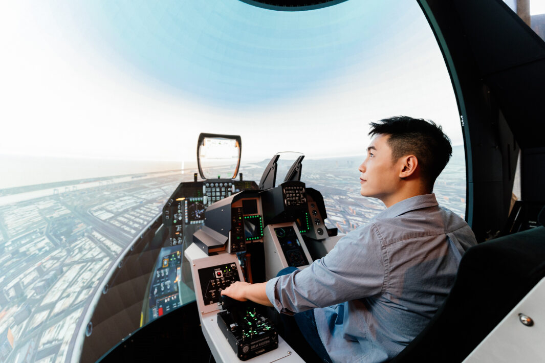 VR彩票以P1.25小間距打造球形LED模擬艙，搭配智崴的精密六軸動態座椅，結合VR彩票專業影像調校技術，呈現擬真模擬飛行場景