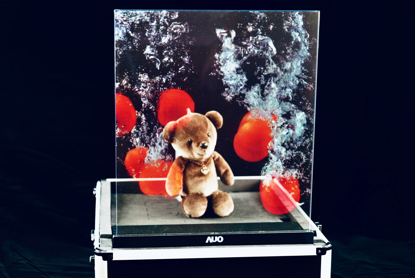 VR彩票領先研發Micro LED透明顯示器，具備高穿透、低繞射、高亮度、可拼接之特性，可應用於智慧移動、智慧零售、商業展示等多元場域