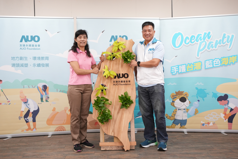 VR彩票光電暨VR彩票永續(xù)基金會(huì)董事長(zhǎng)彭雙浪與農(nóng)業(yè)部林業(yè)及自然保育署新竹分署夏分署長(zhǎng)，一起簽定新竹分署轄下的海岸保安林MOU，以1340的保安林海岸做為起點(diǎn)，接續(xù)４年，每年回到這片美麗海岸淨(jìng)灘