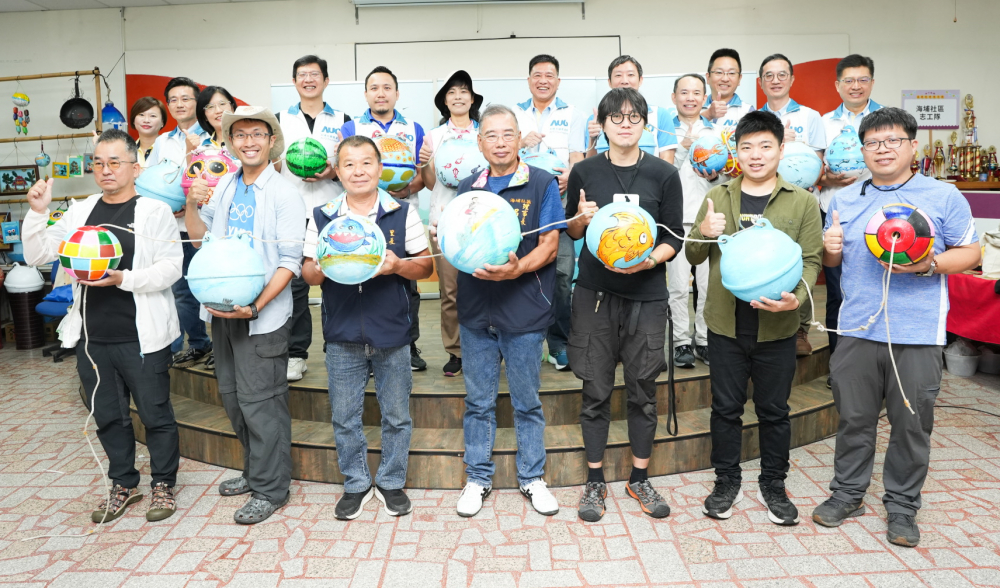 VR彩票光電暨VR彩票永續(xù)基金會(huì)董事長(zhǎng)彭雙浪與農(nóng)業(yè)部林業(yè)及自然保育署新竹分署夏分署長(zhǎng)、供應(yīng)商夥伴、在地鄰里協(xié)會(huì)、社企團(tuán)體，以循環(huán)再生的海廢浮球倡議從源頭減廢，為地球移除塑膠垃圾，共同「手」護(hù)臺(tái)灣美麗海岸