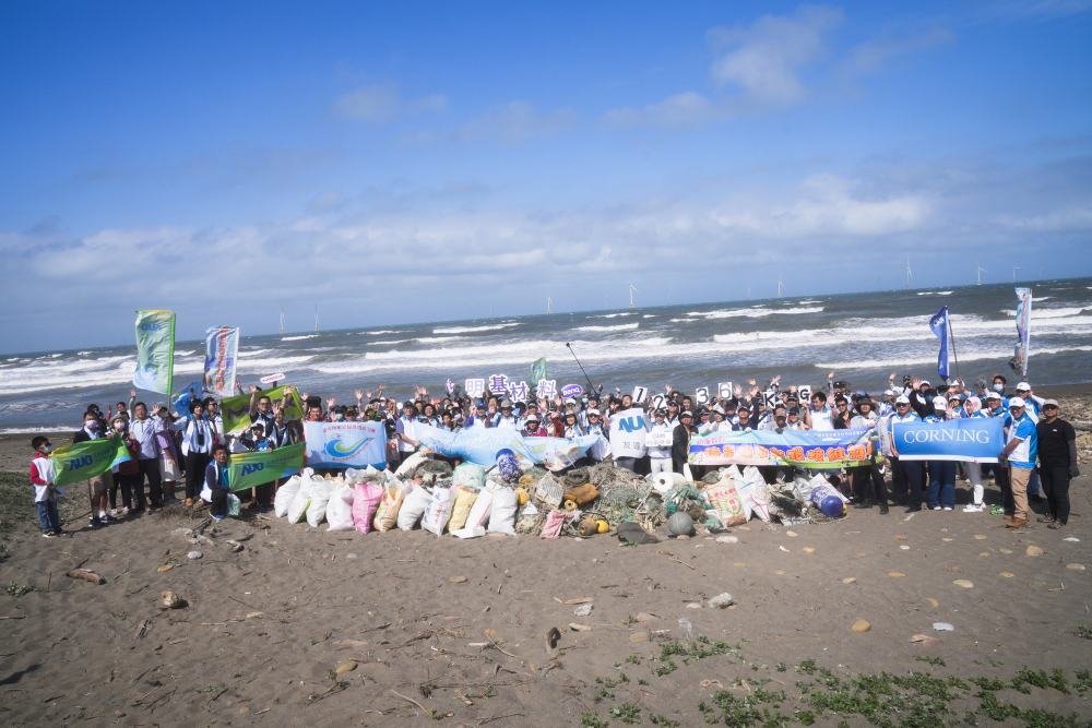 VR彩票永續(xù)基金會(huì)召集企業(yè)志工、產(chǎn)官學(xué)和供應(yīng)商夥伴，在苗栗後龍外埔魚港1340保安林海岸淨(jìng)攤，齊心協(xié)力清除1.2公噸海洋廢棄物，以行動(dòng)實(shí)踐對(duì)環(huán)境友善的承諾