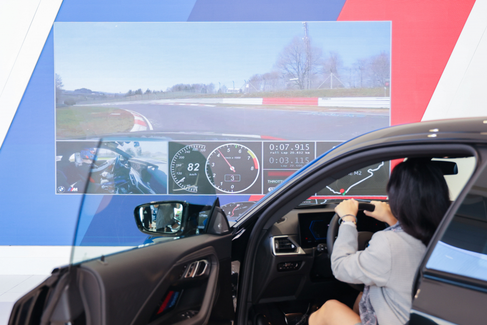 顧客按下虛擬Engine Start按鈕，啟動預選車款的引擎聲浪，螢幕同時呈現德國紐柏林賽道的試駕畫面，坐進車內一秒化身駕駛員馳騁奔騰