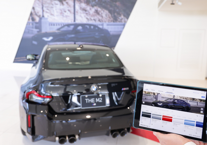 賞車介面即時投放到LED牆上，顧客可即時更換車輛內裝、零件選配與車款配色，提供近乎與實車等比例的沉浸式無死角虛擬賞車體驗