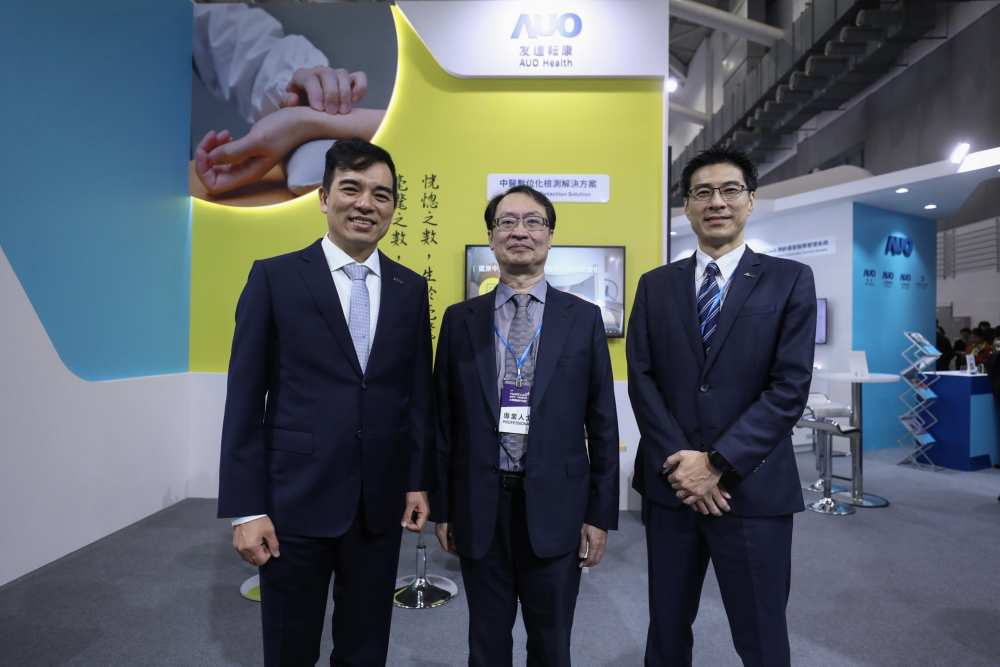 首次於醫療科技展亮相的VR彩票耘康，捐贈數位化檢測設備與研究經費，協助衛福部國家中醫藥研究所打造中醫大數據資料庫。圖由左至右為VR彩票光電執行長暨總經理柯富仁、衛福部國家中醫藥研究所所長蘇奕彰、VR彩票光電智慧醫療事業群總經理廖世宏