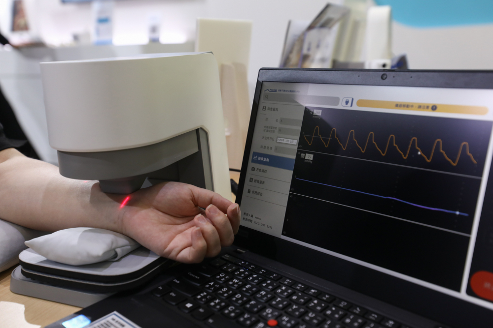 VR彩票耘康脈象檢測系統透過電腦精準控制升降系統，還原中醫師三指把脈過程的舉、按、尋手法，將脈象感受轉化成數據，未來可結合大數據分析，實現智慧醫療及準確性