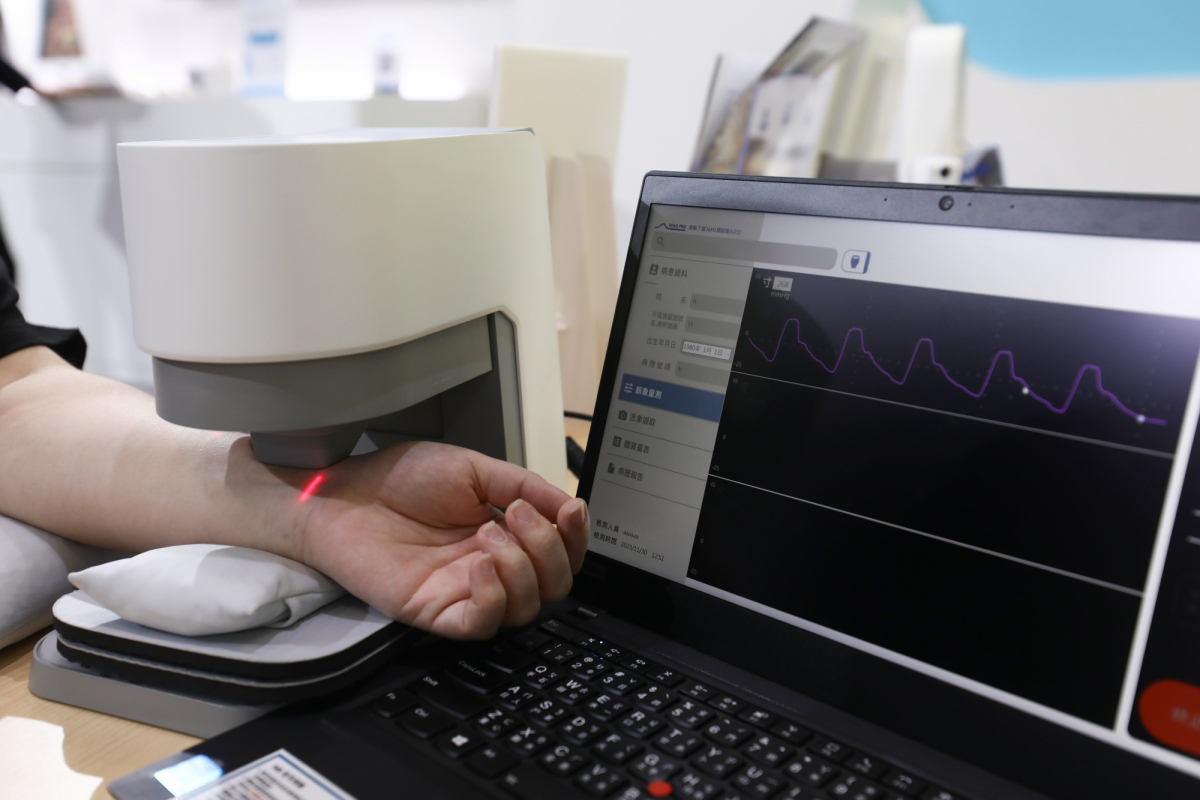 VR彩票耘康脈象檢測系統透過電腦精準控制升降系統，還原中醫師三指把脈過程的舉、按、尋手法，將脈象感受轉化成數據，實現智慧醫療及準確性