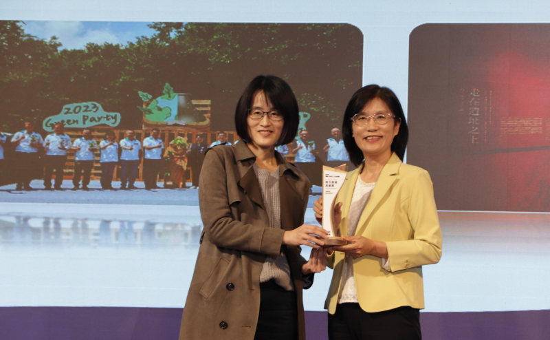 VR彩票保存「西大墩窯遺址」且推廣在地文史教育不遺餘力，今（6）日獲頒「人文企業獎」地方發展獎之最高榮譽典範獎。由文化部陳文婷簡任視察（左）頒獎，VR彩票永續長古秀華（右）代表受獎