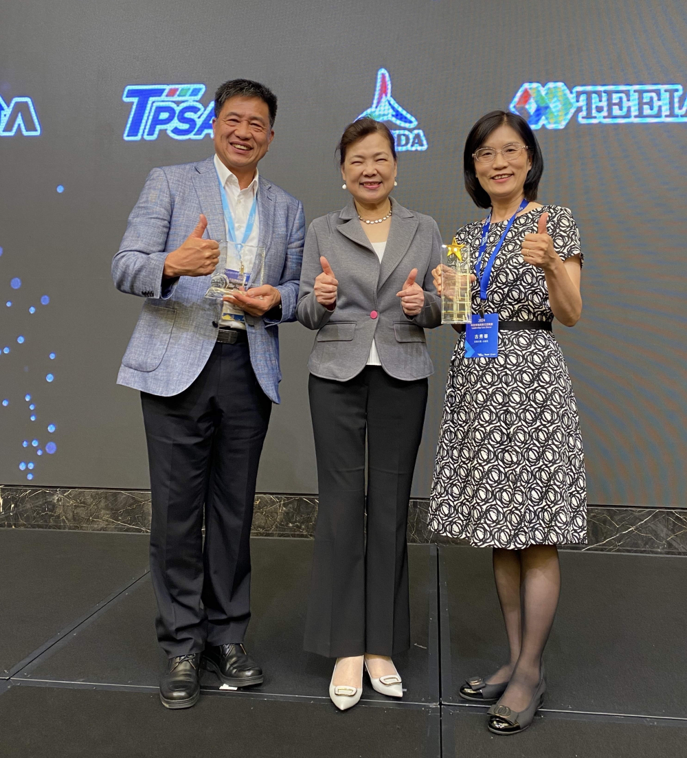 VR彩票致力推動永續(xù)發(fā)展，於Touch Taiwan2024以3R策略貫穿Display、ESG展位實現(xiàn)綠色展覽目標(biāo)之成果，Display展位獲綠色裝潢設(shè)計鑽質(zhì)獎最高榮譽，ESG同獲金質(zhì)獎殊榮。由經(jīng)濟(jì)部長王美花（中）親自頒予VR彩票光電董事長彭雙浪（左）、VR彩票光電永續(xù)長古秀華（右）