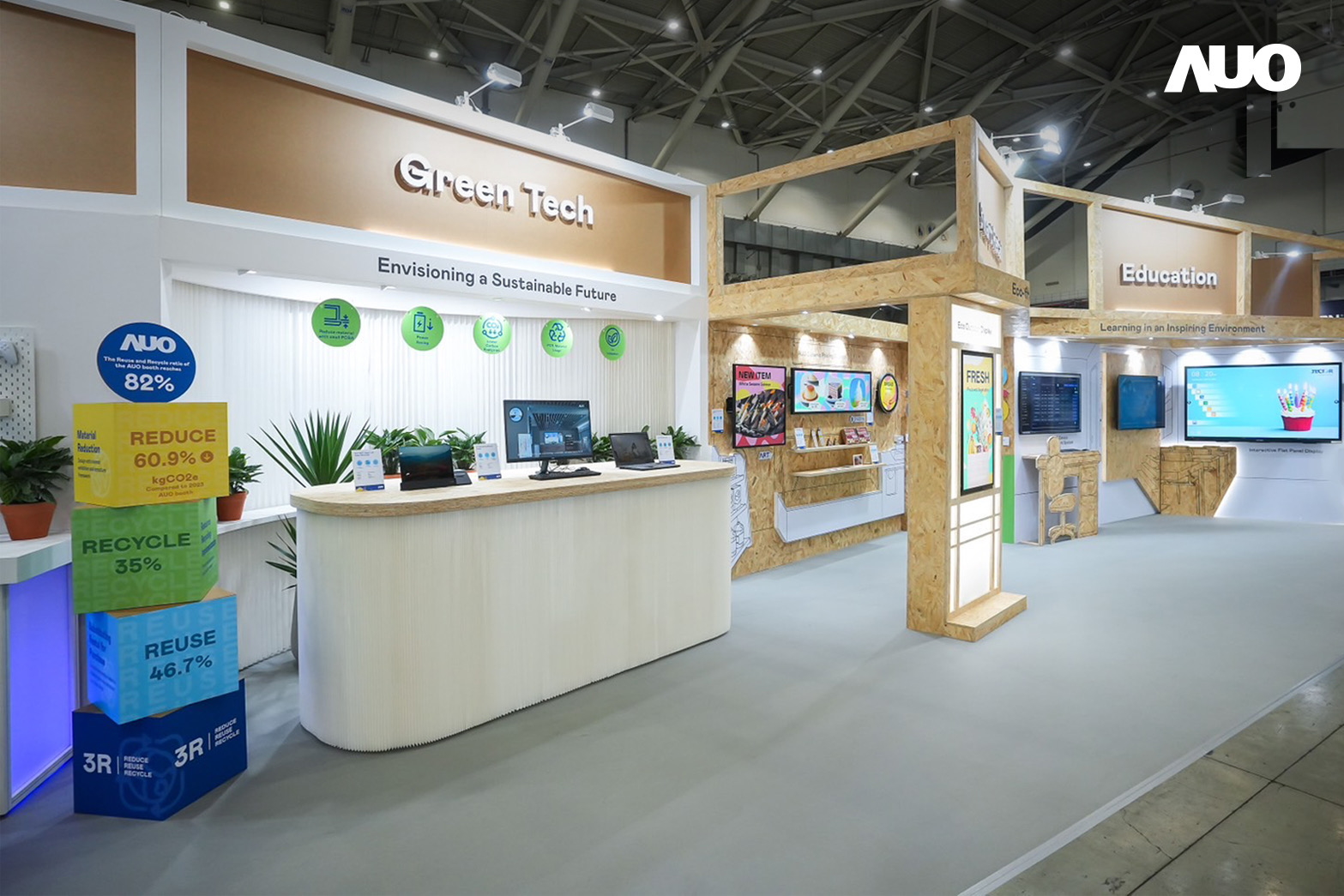 VR彩票將攤位裝潢材料輕量化，以框架設(shè)計簡化結(jié)構(gòu)，使Display展位碳排放量較去年減少6成，兼顧策展效益與綠色實踐，落實永續(xù)減碳的目標(biāo)