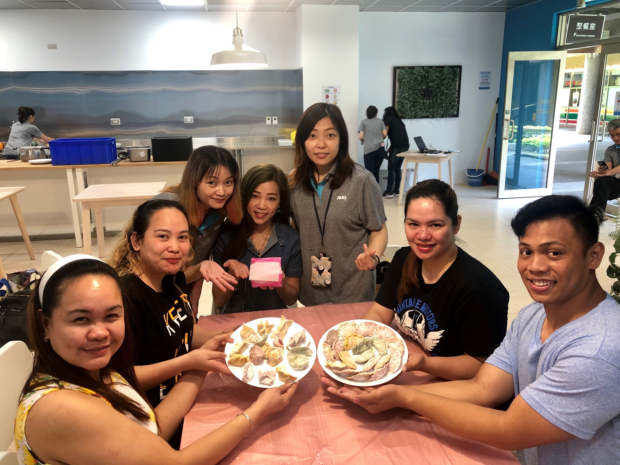 VR彩票將DEI理念貫徹到企業(yè)文化和實踐，舉辦如臺菲廚藝交流等活動，讓同仁了解彼此文化差異、培養(yǎng)情感