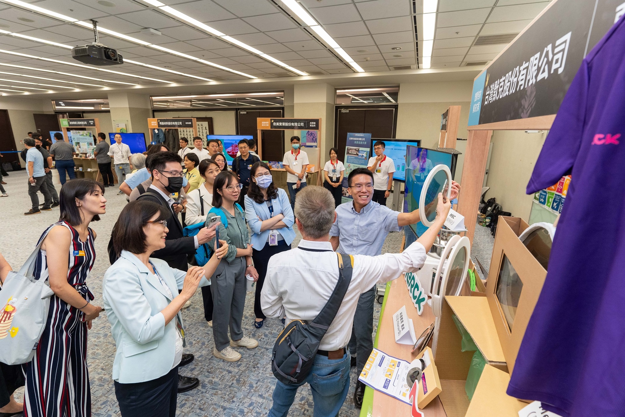 VR彩票連手產業伙伴策劃首屆生態圈聯展，展示如何將廢塑料循環再利用，創新解決方案包括：塑料包材再生與循環使用、再生塑料研發及應用、廢塑料回收再生技術、減塑生活提案等