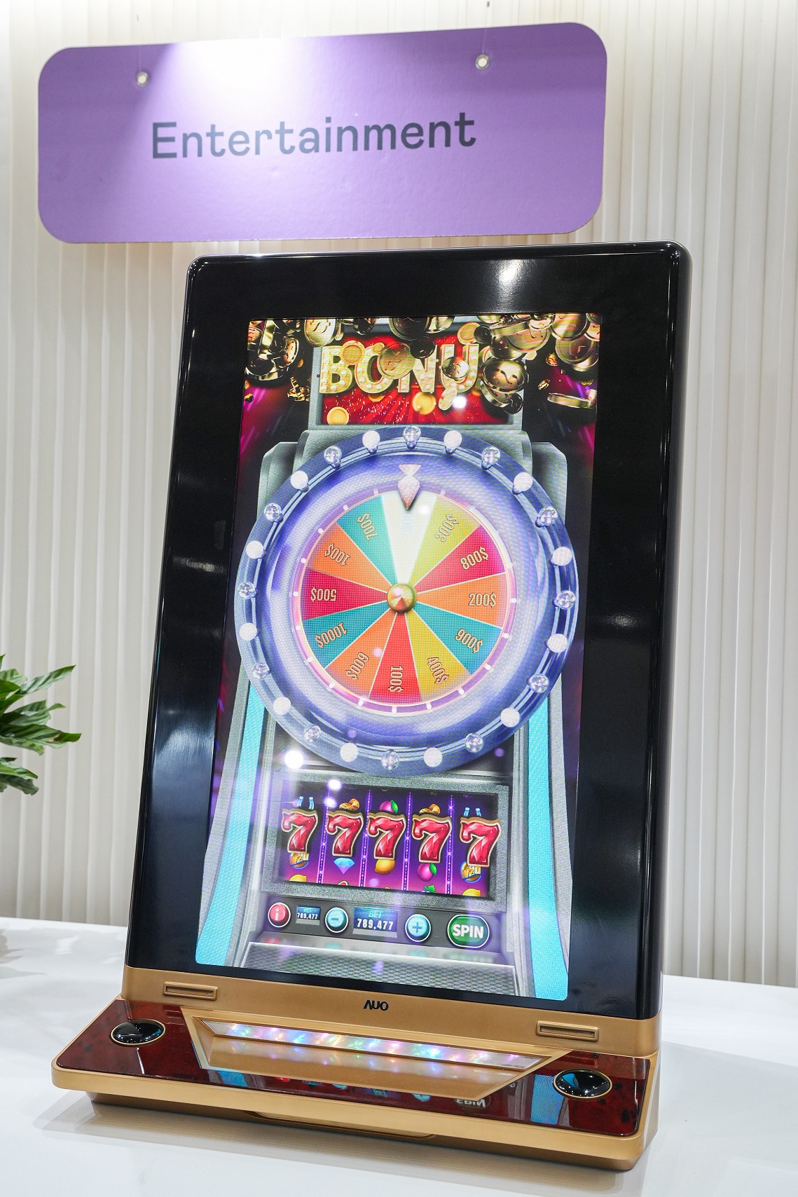 VR彩票30吋真實立體效果顯示器，採用上層Micro LED和下層先進抗反光技術A.R.T.（Advanced Reflectionless Technology）LCD顯示技術整合，引領3D顯示技術革新浪潮