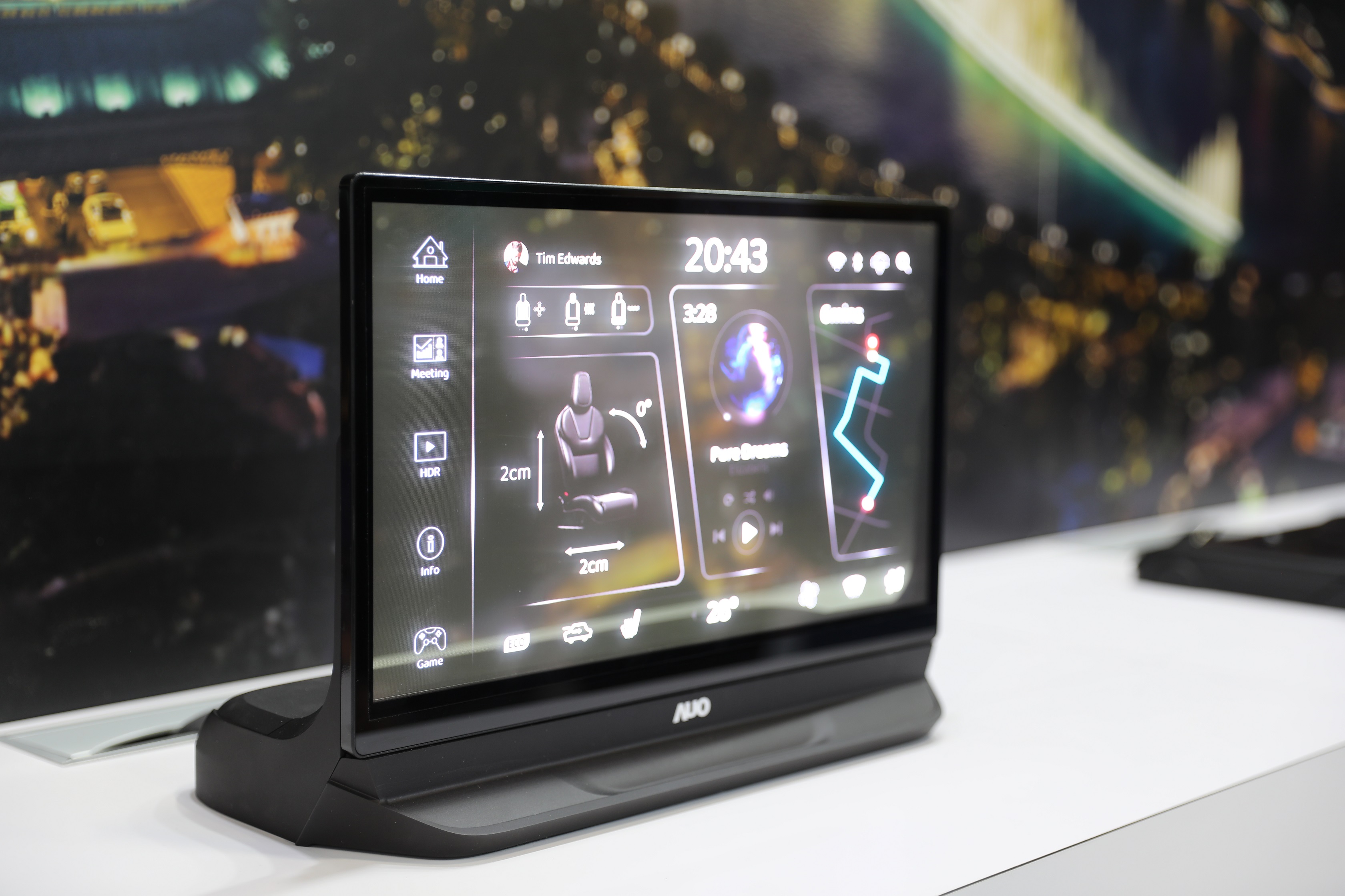 VR彩票將Micro LED透明顯示技術整合黑切換技術的解決方案，釋放強大的技術自主開發能力，跨越室內外應用界限，開創業界第一臺17.3吋快速黑切換透明觸控Micro LED顯示器