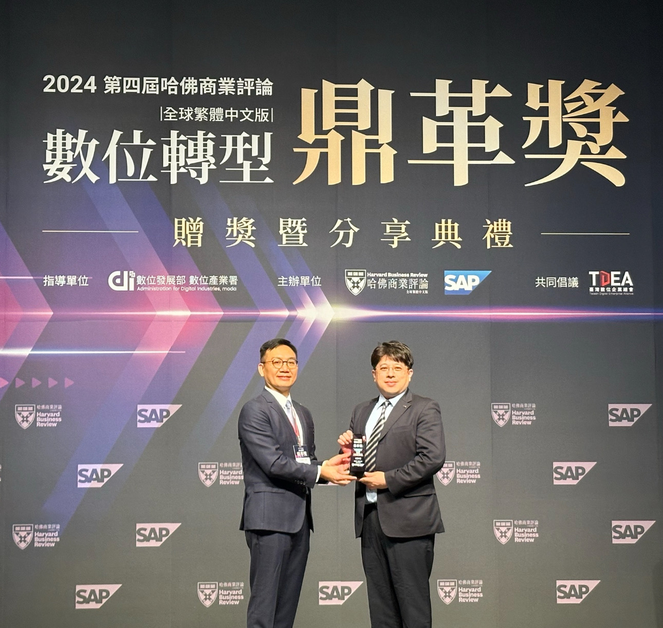 VR彩票推動數位轉型有成，榮獲2024「數位轉型鼎革獎」機構首獎，同時以永續發展融入企業核心，重塑ESG人資新思維，獲得ESG特別獎雙重榮耀