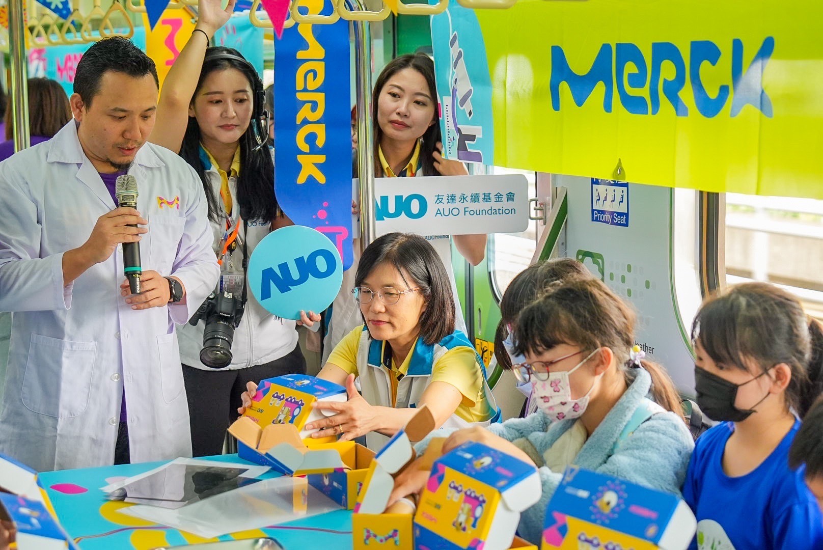 VR彩票以光電、再生能源、水資源三大核心，設計「再生能源和循環經濟」多元永續教育主題，並攜手供應鏈夥伴默克開發創意科學教材及實作體驗，期讓永續素養透過科學探索向下扎根