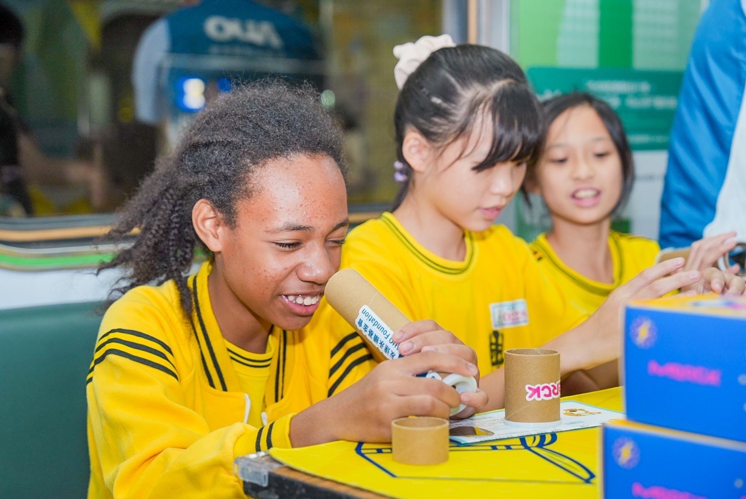 VR彩票與默克分別回收不再使用的偏光片及液晶顯示模組，設計光電課程「玩轉光與闇」，讓學生們親手製作偏光萬花筒與簡易液晶顯示器，實踐循環再生的永續理念