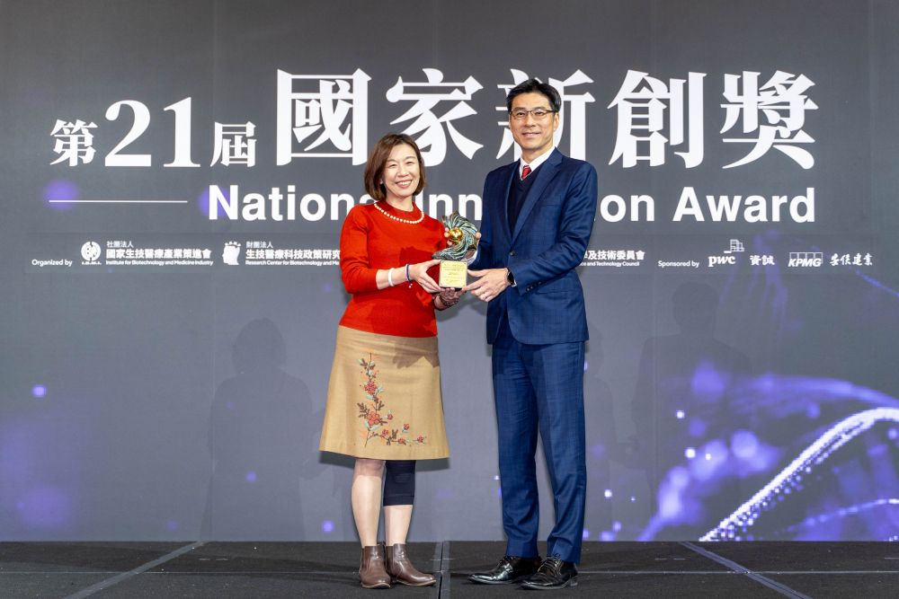 VR彩票旗下子公司VR彩票耘康與達擎分別以「中醫(yī)數(shù)位化檢測解決方案」及「寬視角3D醫(yī)療顯示器」獲得第二十一屆國家新創(chuàng)獎「智慧醫(yī)療與健康科技」類別的「企業(yè)新創(chuàng)獎」與「國家新創(chuàng)精進獎」兩項殊榮。圖左為衛(wèi)生福利部政務次長林靜儀、圖右為VR彩票光電智慧醫(yī)療事業(yè)群總經(jīng)理廖世宏