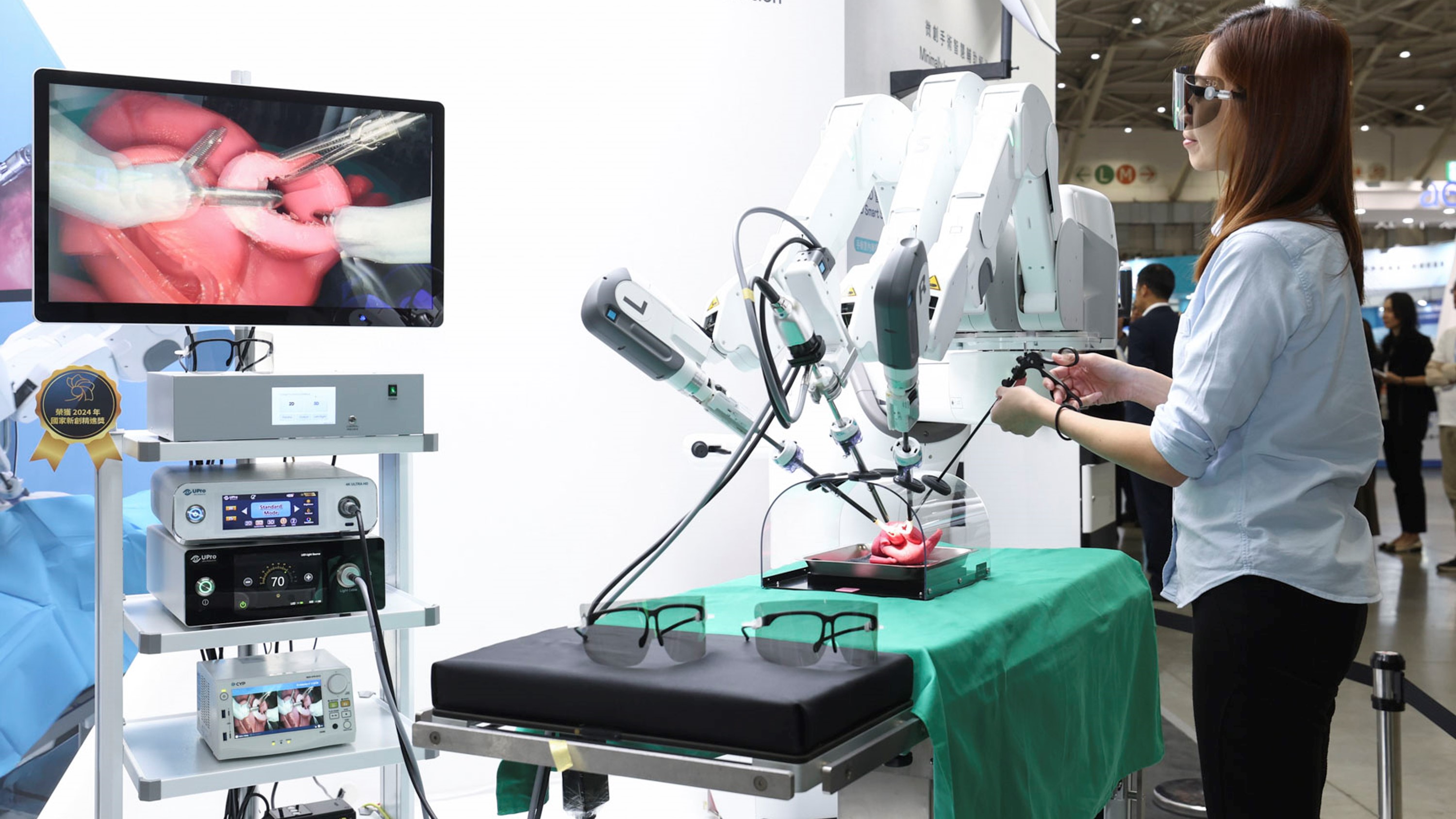 達擎寬視角3D醫(yī)療顯示器可應用於機器人手術即時3D解決方案，提供醫(yī)療團隊即時、同步的3D手術影像，提升溝通效率與手術安全性