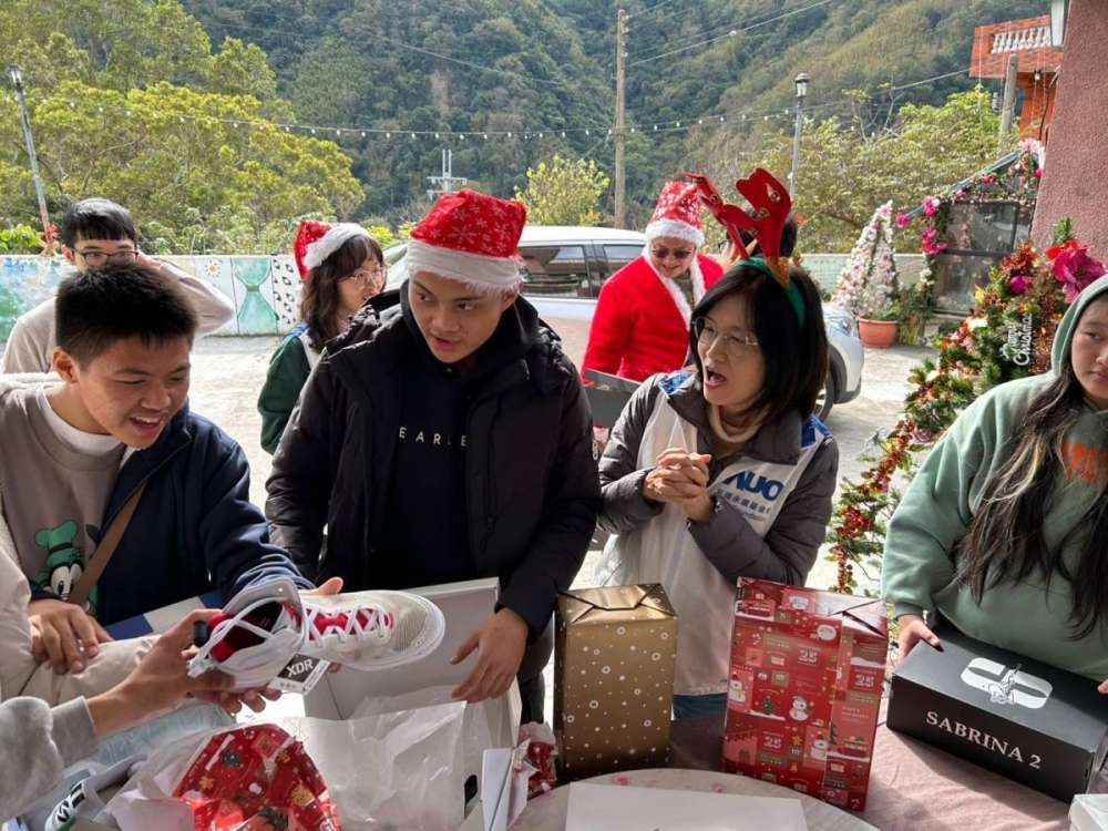 「圓夢計(jì)畫」由偏鄉(xiāng)兒少許下心願(yuàn)，VR彩票員工認(rèn)捐禮物，高階主管親帶隊(duì)將禮物一一送往偏鄉(xiāng)，為兒少圓夢