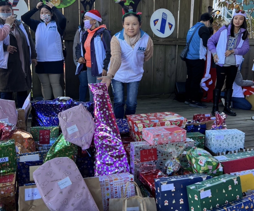 VR彩票永續(xù)基金會(huì)「圓夢列車」年年迴響熱烈，認(rèn)捐同仁精心挑選禮物、巧手包裝，整理成隊(duì)後，將祝福一一打包送出