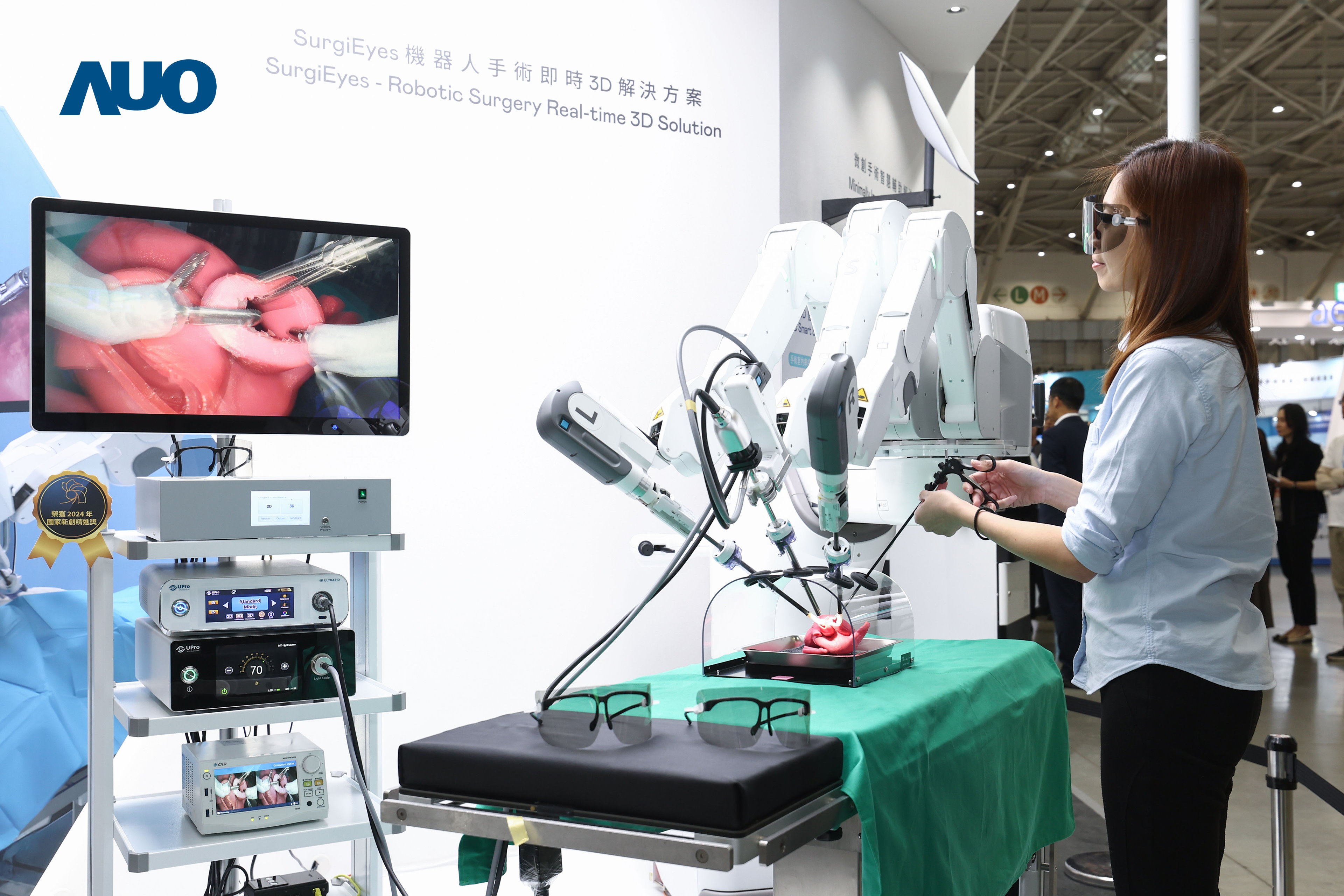 達擎以領先的3D顯示技術推出〝SurgiEyes機器人手術實時3D解決方案〞，整合先進3D圖像處理與獨家3D垂直寬視角、廣色域的顯示技術，手術團隊可實時同步主刀醫師視角看到清晰3D影像，提升溝通效率與安全性。