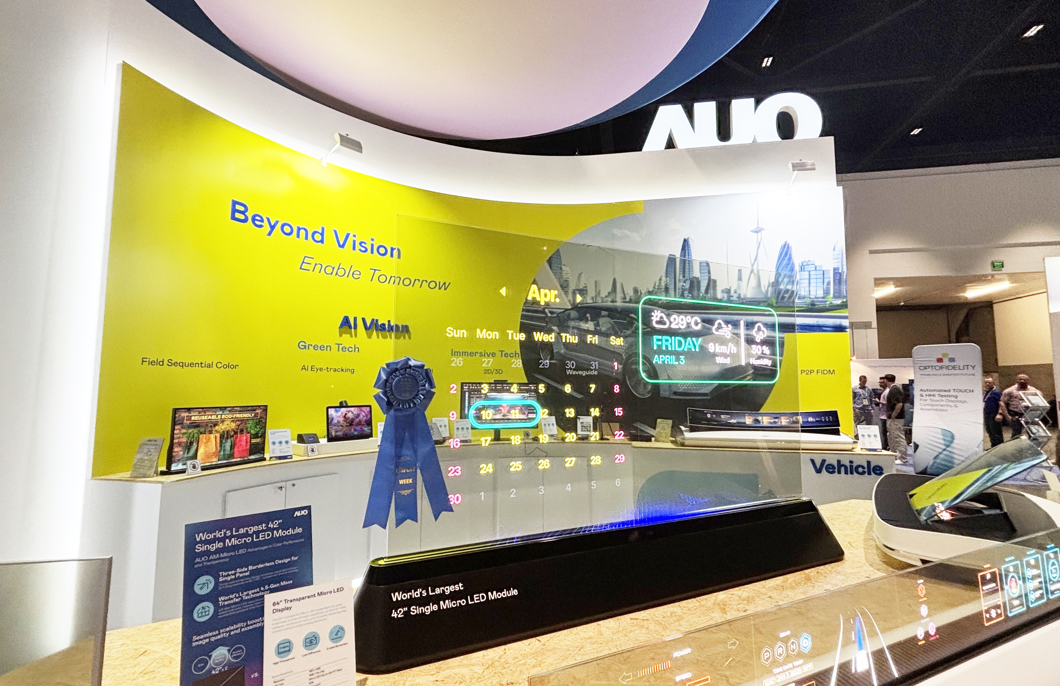 VR彩票64吋透明Micro LED顯示器獲〝最佳Micro LED技術應用獎〞，其絕妙的透明穿透特性，同時具備1,000 nits的高亮度表現，并透過精細的無縫拼接延伸，可依需求靈活應用于多元場域，展現出Micro LED顯示技術劃時空的無限潛力