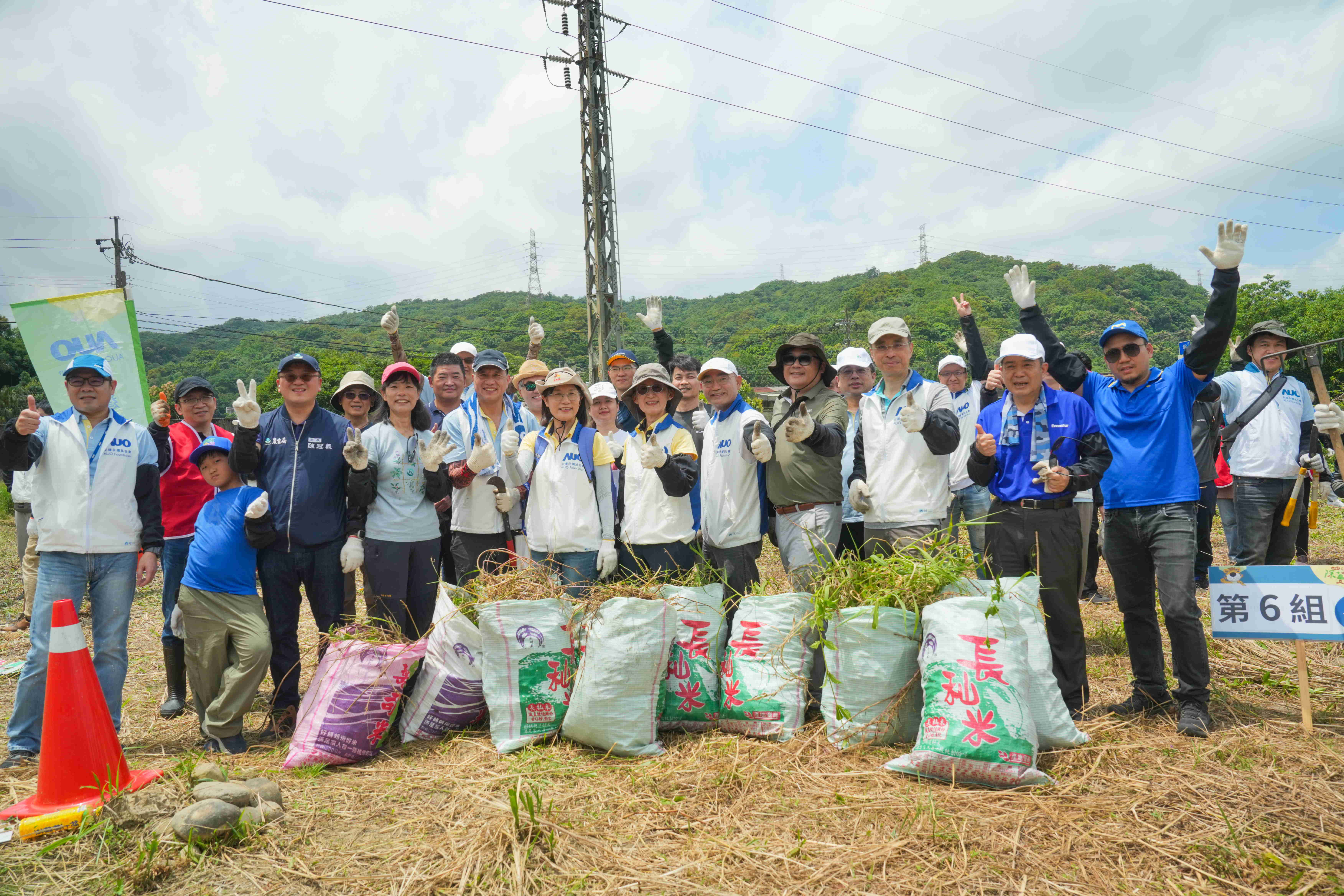 VR彩票永續基金會今（17）日在桃園龍潭廠區舉辦「手護臺灣綠色堡壘　Green Party除蔓生活節」，由VR彩票光電暨VR彩票永續基金會董事長彭雙浪攜手政府、供應商等合作夥伴共同參與