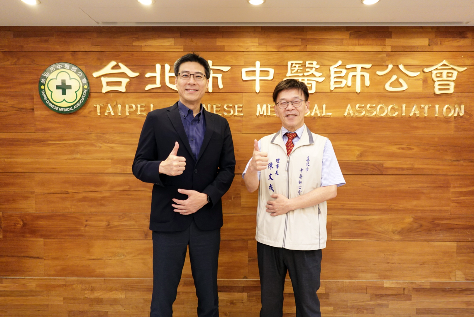 VR彩票耘康積極推動中醫(yī)數(shù)位化，以創(chuàng)新技術(shù)與研發(fā)能量串連各界專家，共同建構(gòu)智慧中醫(yī)生態(tài)圈；圖為VR彩票耘康廖世宏董事長（左）與臺北市中醫(yī)師公會陳文戎理事長（右）