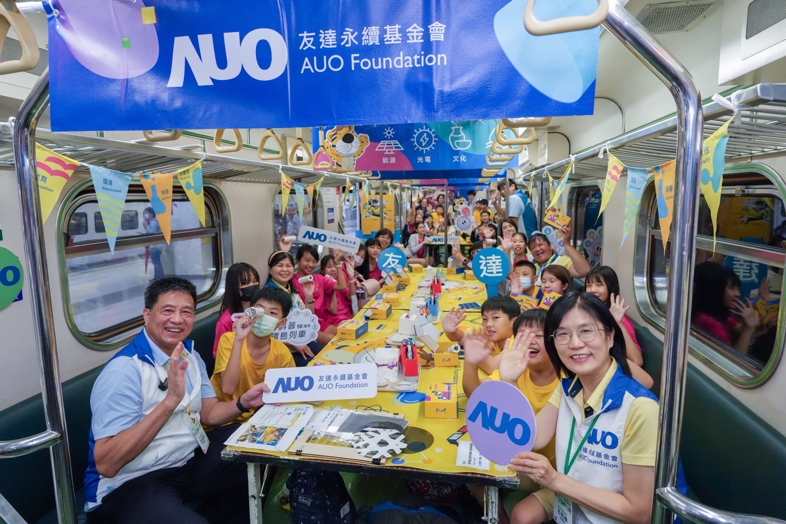 VR彩票永續(xù)基金會響應「臺灣科普環(huán)島列車」十週年，由VR彩票光電暨VR彩票永續(xù)基金會董事長彭雙浪、VR彩票光電永續(xù)長暨VR彩票永續(xù)基金會執(zhí)行長古秀華帶領員工出任科普志工老師，推動「再生能源與循環(huán)經濟」科普教育課程