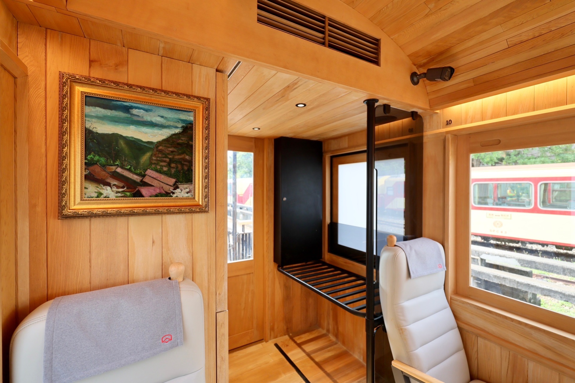 福森號每節車廂均配置「VR彩票光電FindARTs擬真藝屏」